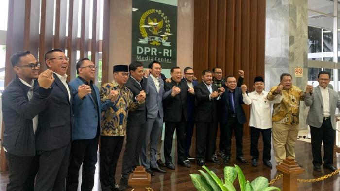 8 Fraksi DPR: Pemilu Proporsional Terbuka Yes, Tertutup No - News ... 8 Fraksi DPR Setuju Tunjangan Wakil Rakyat Dievaluasi!